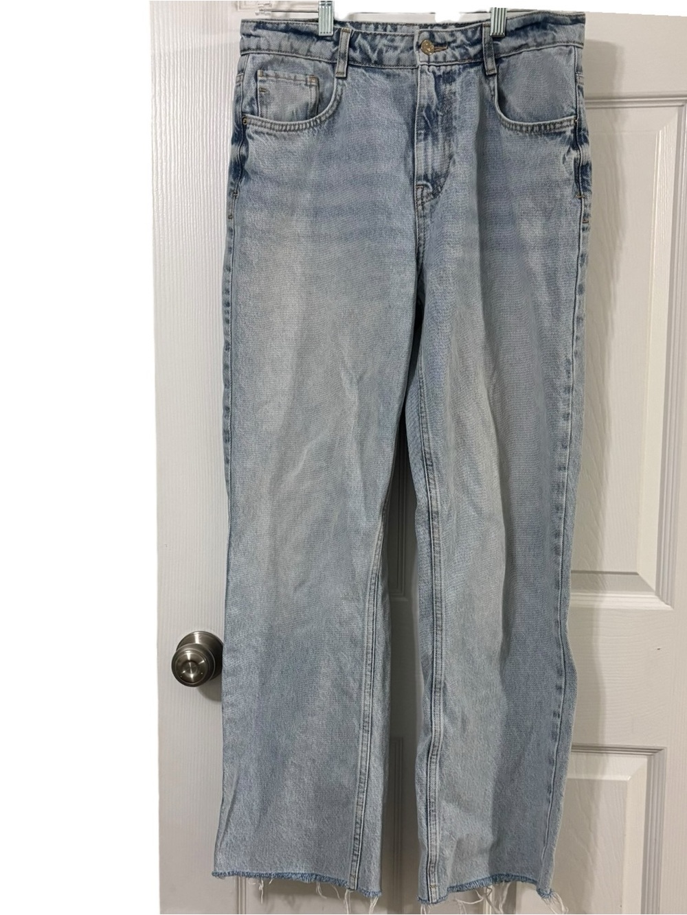 Zara women’s The 90’s high waist raw hem Light Blue Straight Jeans size 8